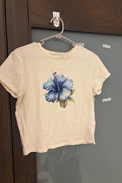 Cream Floral Print T-shirt by Terranova — pre-loved on Thrifted.mt