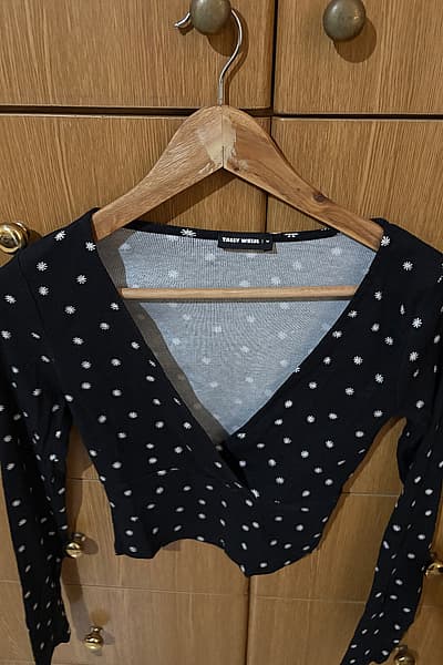 Tally Weijl black daisy top by Tally Weijl — pre-loved on Thrifted.mt