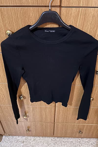 Black Ribbed Longsleeve — pre-loved on Thrifted.mt