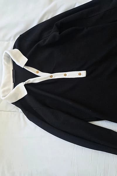 Black and white polo top by Zara — pre-loved on Thrifted.mt