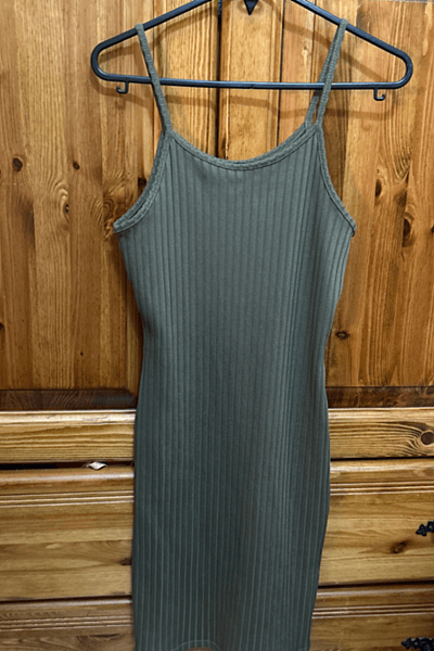Boohoo green dress by Boohoo — pre-loved on Thrifted.mt