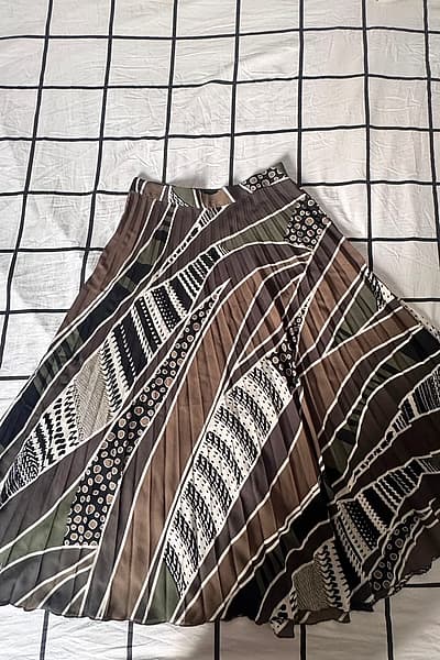 Abstract print pleated midi skirt ZARA — pre-loved on Thrifted.mt