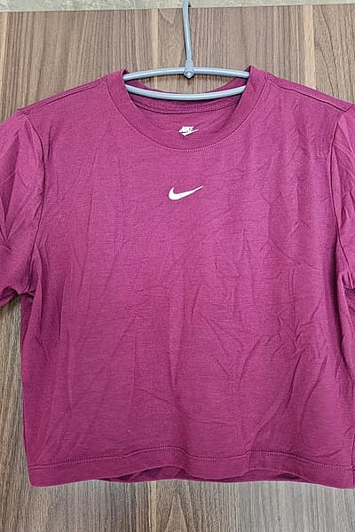 Nike Slim Fit Cropped Crew Neck by Nike — pre-loved on Thrifted.mt