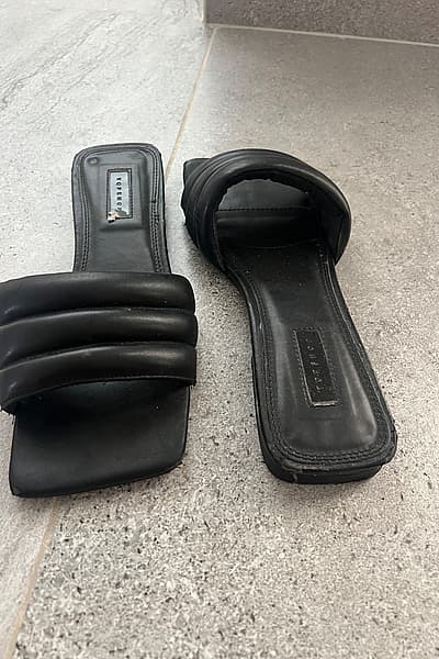 Topshop black padded sliders by Topshop — pre-loved on Thrifted.mt