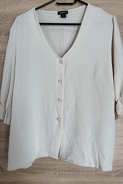 Boohoo Cream V-Neck Blouse by Boohoo — pre-loved on Thrifted.mt