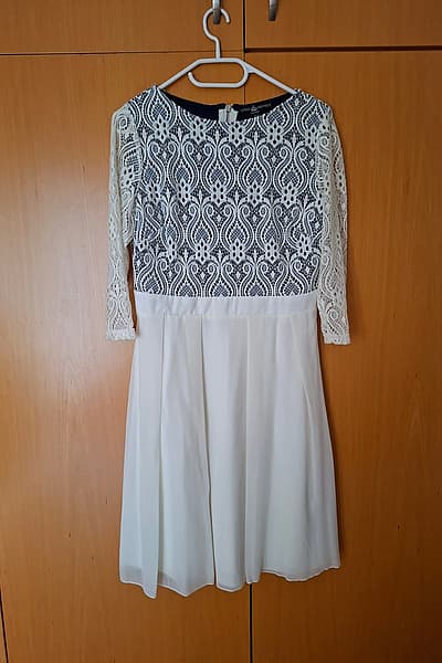 Vestido con paneles de encaje de Little Mistress — pre-loved on Thrifted.mt
