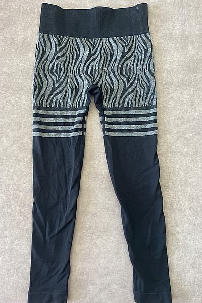 Black patterned high waist leggings — pre-loved on Thrifted.mt