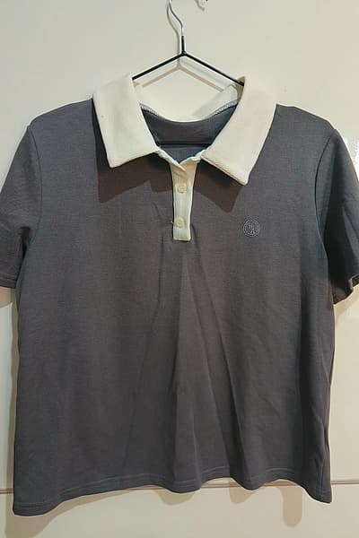 Dazy Contrast Collar Polo Shirt — pre-loved on Thrifted.mt