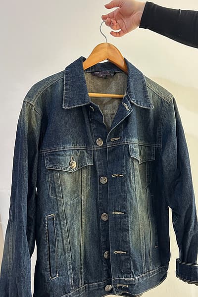 Classic blue denim jacket — pre-loved on Thrifted.mt