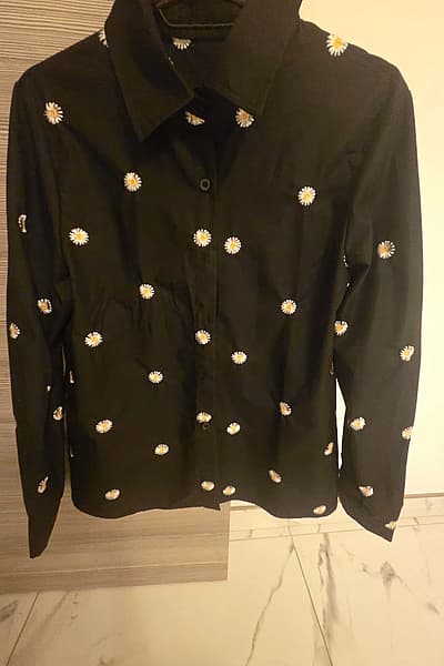 Black Daisy Print Button Shirt by SHEIN — pre-loved on Thrifted.mt