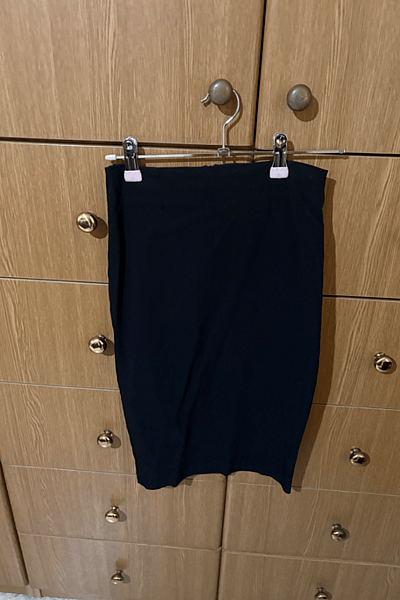 Black Fitted Pencil Skirt — pre-loved on Thrifted.mt