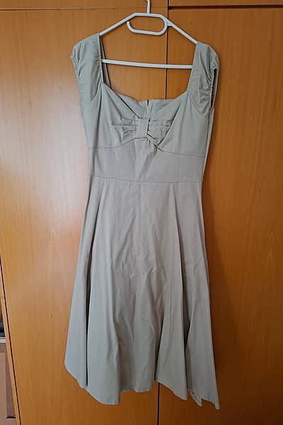 Vestido midi beige de manga corta — pre-loved on Thrifted.mt
