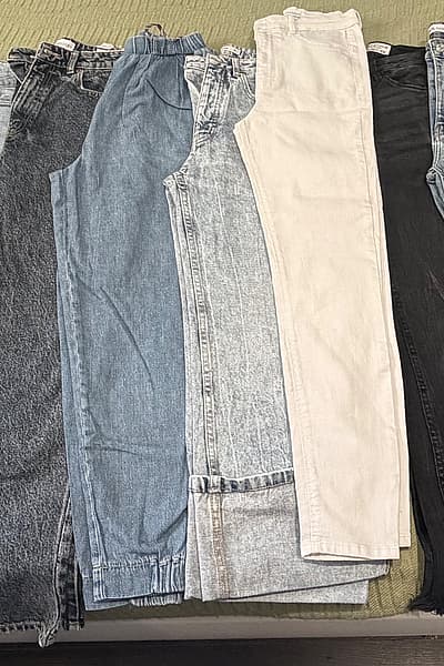Jeans e un jeans / pantalone bianco taglie 36-38 ottime condizioni  — pre-loved on Thrifted.mt