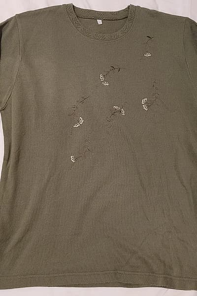 Olive green long sleeves t-shirt — pre-loved on Thrifted.mt