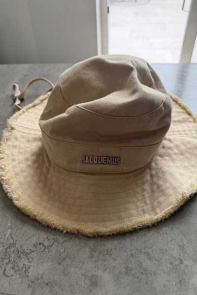 Jacquemus Beige Frayed Bucket Hat / Sun Hat - Size M by JACQUEMUS  — pre-loved on Thrifted.mt