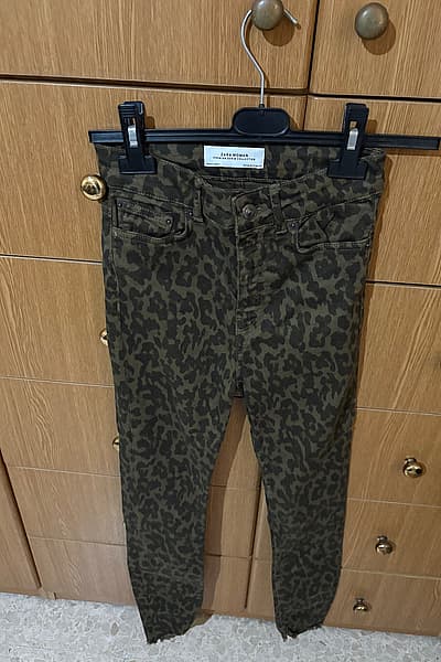 Zara Leopard Print Jeans by Zara — pre-loved on Thrifted.mt