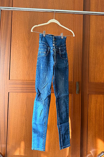 Highwaisted Multiple Buttons Jeans — pre-loved on Thrifted.mt