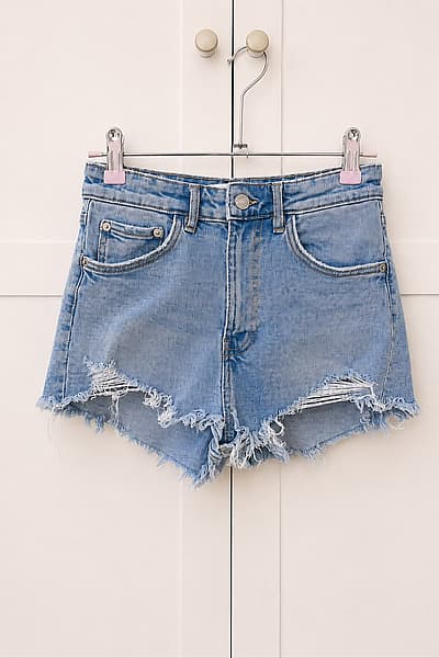 High-waisted frayed denim shorts by Zara — pre-loved on Thrifted.mt