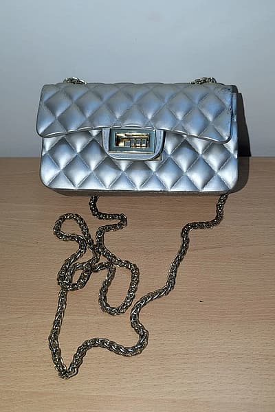 Silver Quilted Chain Crossbody Bag — pre-loved on Thrifted.mt