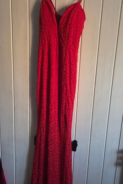 Red lace evening maxi dress — pre-loved on Thrifted.mt