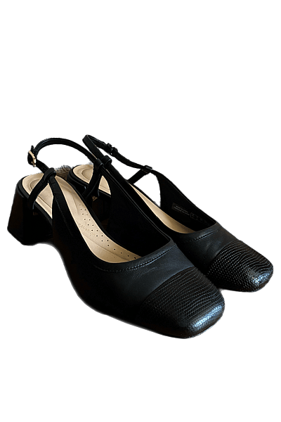 Black slingback Clark’s shoes by Clark’s — pre-loved on Thrifted.mt