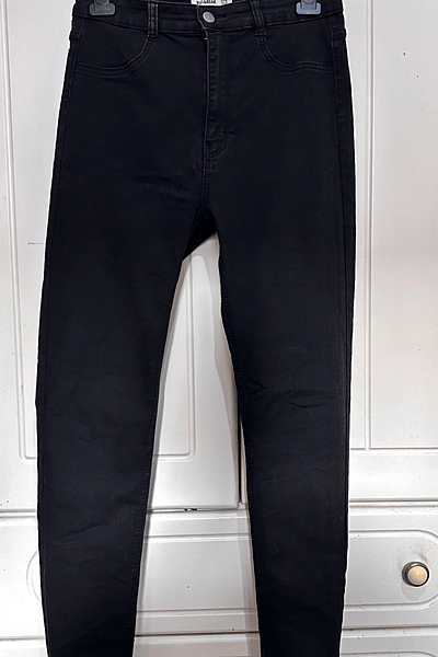 Pull&Bear Black Skinny Jeans by Pull&Bear — pre-loved on Thrifted.mt