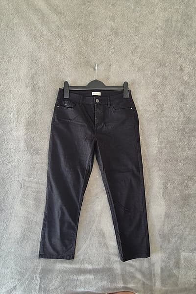 Esprit Black Cropped Pants EU36/ UK8 by Esprit — pre-loved on Thrifted.mt