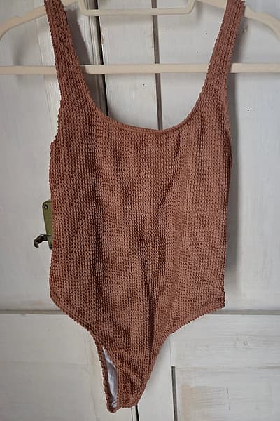 Textured brown scoop neck bodysuit by Temu — pre-loved on Thrifted.mt