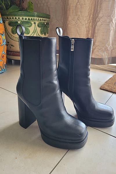 Black high heel boots — pre-loved on Thrifted.mt