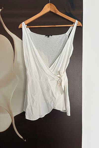 Massimo Dutti white wrap top by Massimo Dutti — pre-loved on Thrifted.mt