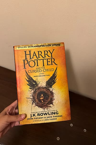 El libro de Harry Potter y el legado maldito — pre-loved on Thrifted.mt