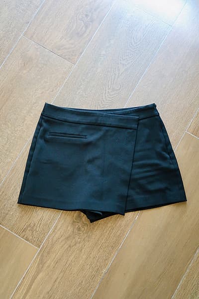 Black Wrap Skort by STRADIVARIUS — pre-loved on Thrifted.mt