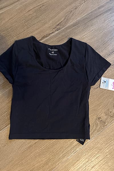 Black crew-neck cropped top by Primark — pre-loved on Thrifted.mt
