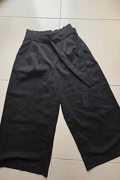 Black high-waisted paperbag trousers by Zara — pre-loved on Thrifted.mt