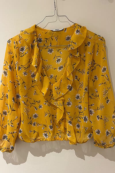Yellow floral ruffle crop top by ONLY — pre-loved on Thrifted.mt