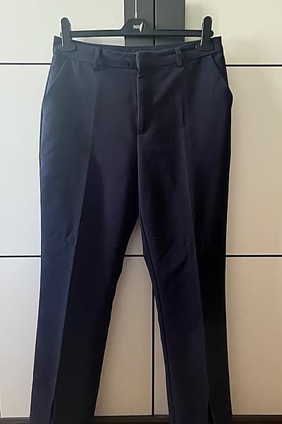 Smart navy split hem trousers by Kiabi — pre-loved on Thrifted.mt