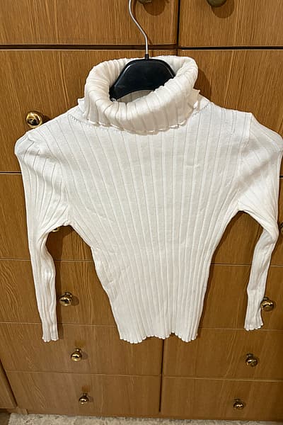 White Ribbed Turtleneck Top — pre-loved on Thrifted.mt