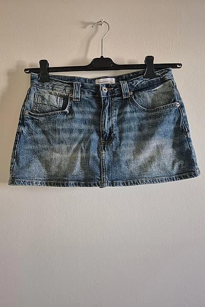 Stradivarius denim mini skirt with internal shorts by Stradivarius — pre-loved on Thrifted.mt