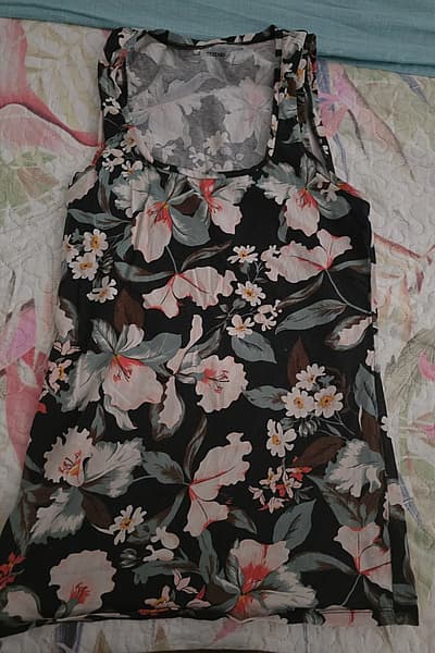 Tezenis floral sleeveless top by Tezenis — pre-loved on Thrifted.mt