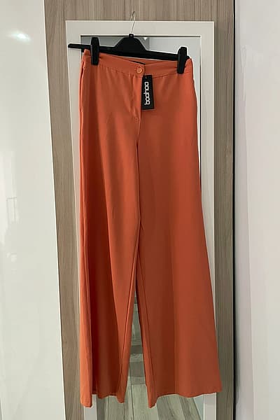 Wide Leg Satin Trousers by boohoo — pre-loved on Thrifted.mt
