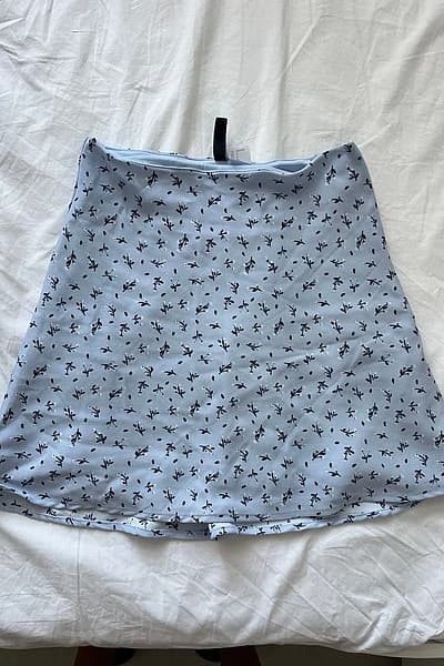 Blue floral mini skirt by H&M — pre-loved on Thrifted.mt