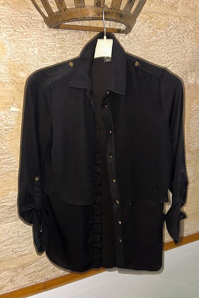 Black button-up shirt — pre-loved on Thrifted.mt