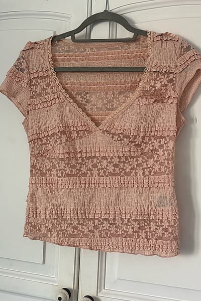 Pink lace textured short-sleeve top — pre-loved on Thrifted.mt