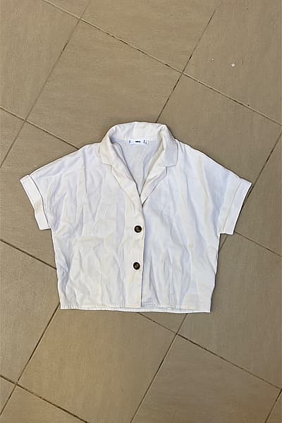 White Button up Summer Top — pre-loved on Thrifted.mt