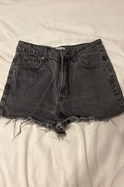 Grey distressed denim shorts by New Look — pre-loved on Thrifted.mt