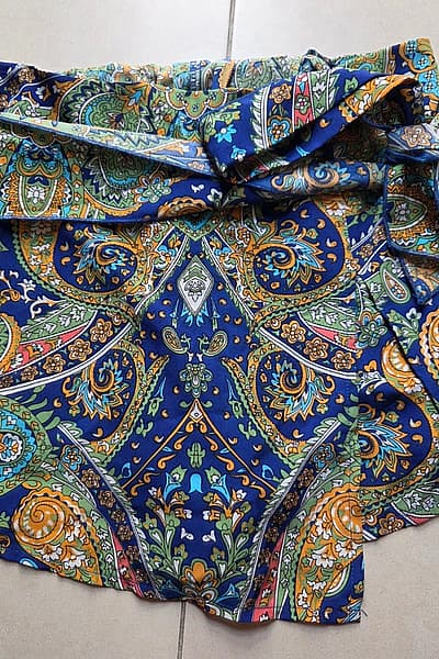 Paisley print waist tie shorts by SHEIN — pre-loved on Thrifted.mt