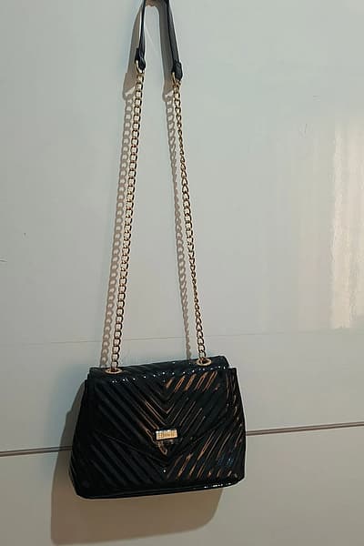 Black quilted chain shoulder bag — pre-loved on Thrifted.mt