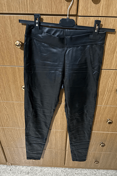Leggings negros de piel sintética — pre-loved on Thrifted.mt