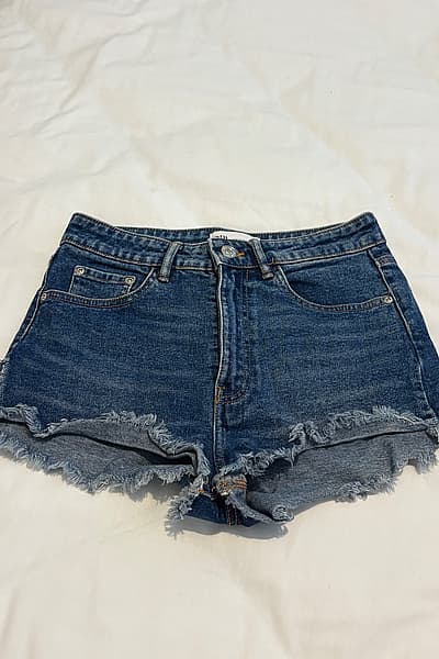 Zara Raw Hem Denim Shorts by Zara — pre-loved on Thrifted.mt