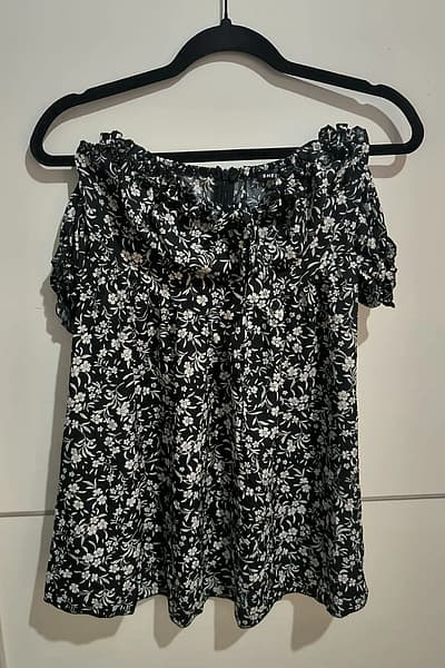Black Floral Off-Shoulder Top by SHEIN — pre-loved on Thrifted.mt